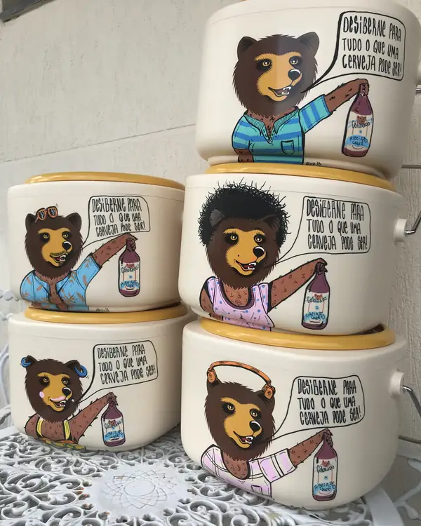 Hand-drawn beer buckets with bear characters for Cervejaria Colorado